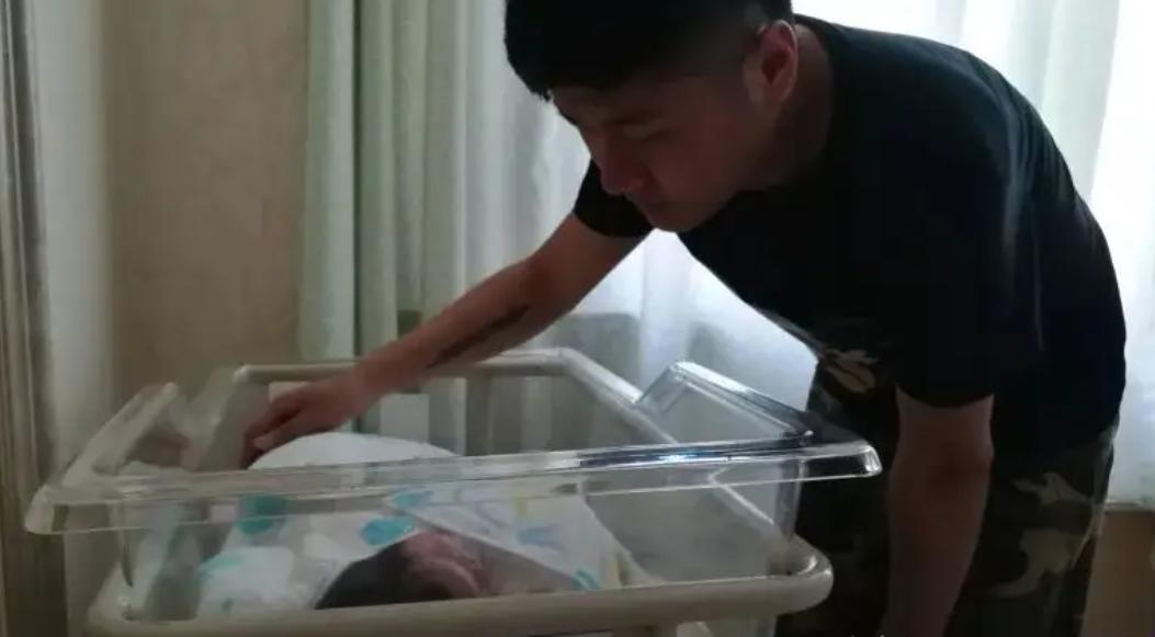 湖南31岁男子发现4岁儿子非亲生,戴绿帽游街,岳母:都是他没用!