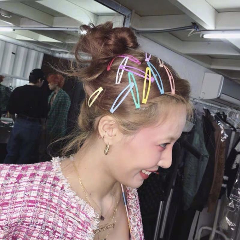 儿童用泫雅风彩色发夹怎么扎好看 (泫雅一字夹发夹佩戴方法)