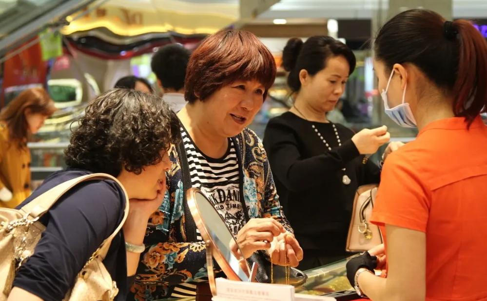 华尔街抢购黄金中国大妈,华尔街报道中国大妈抢购黄金真假