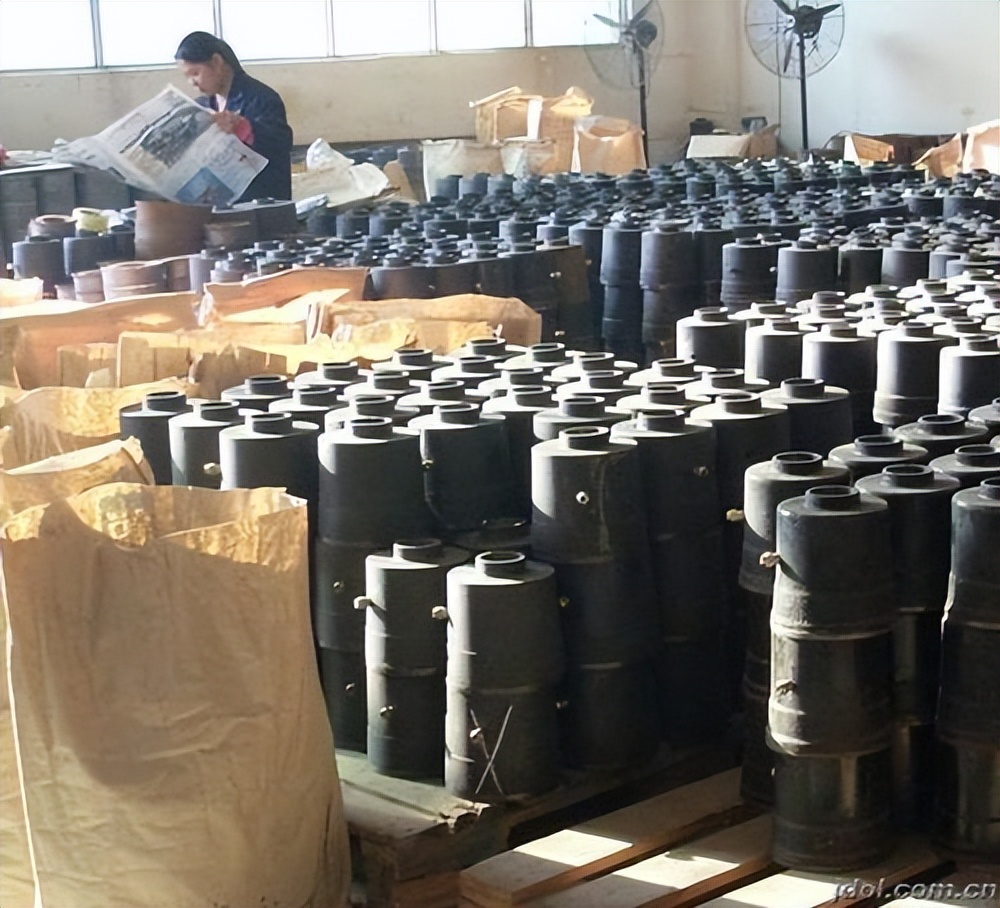 大叔没钱交电费，自建一台猛火炉，结果邻居看到后直接给两千！