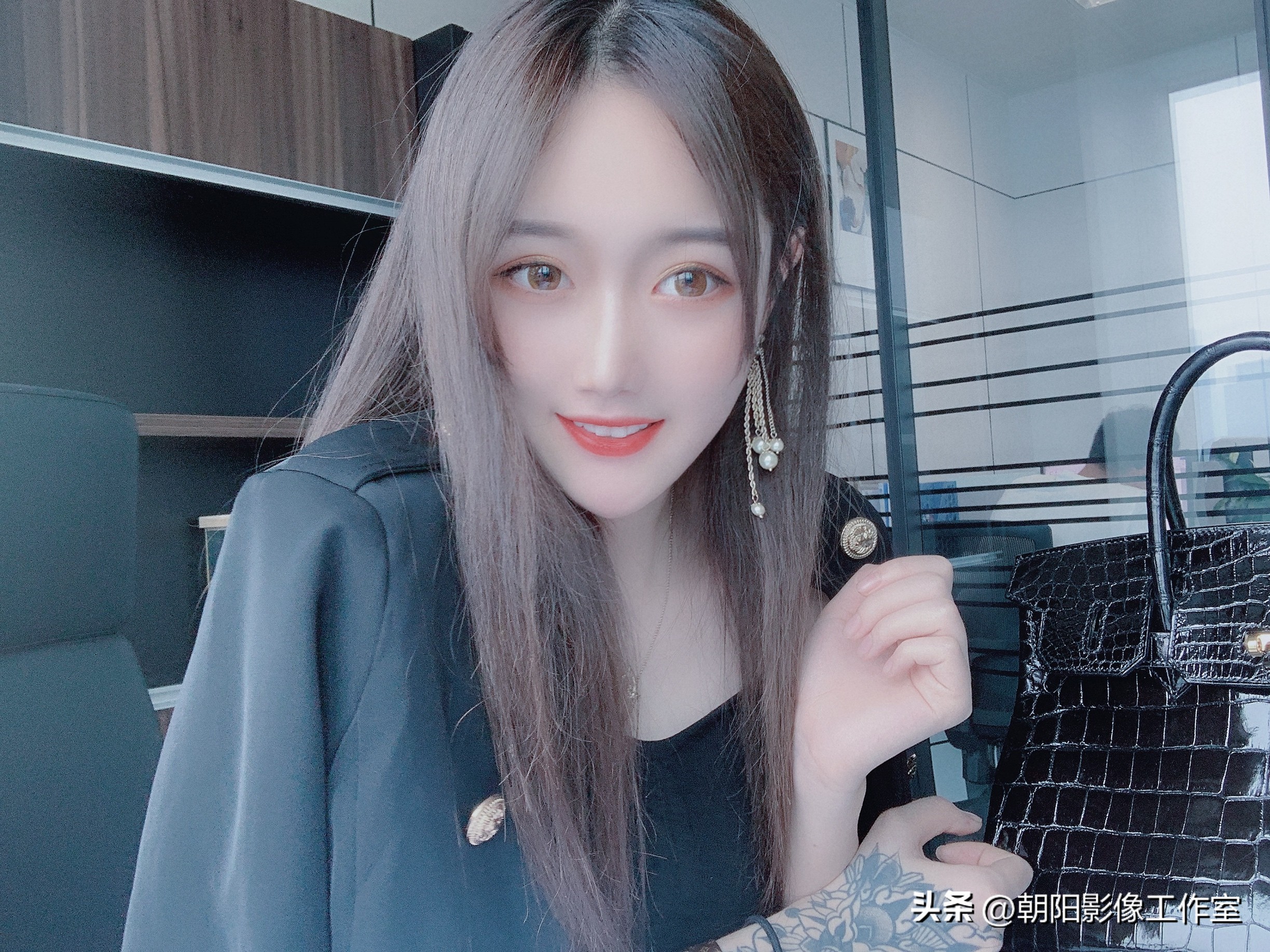 越来越多的女孩子辞掉了工作，在家做起直播，走馋男人眼球的路线