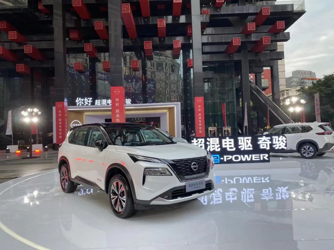 奇骏超混电驱版和荣放对比,2020款荣放2.0四驱版对比奇骏