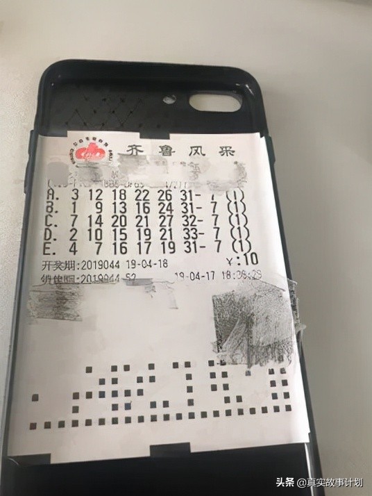 年轻人的手机里有什么？把胡须、证件照和速效救心丸藏在手机背后