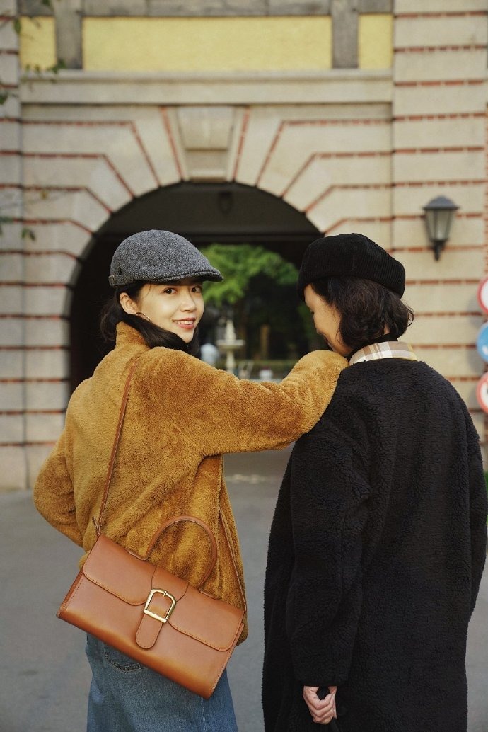 怎么穿出冬天的感觉,冬季白色羊羔绒外套的正确搭配