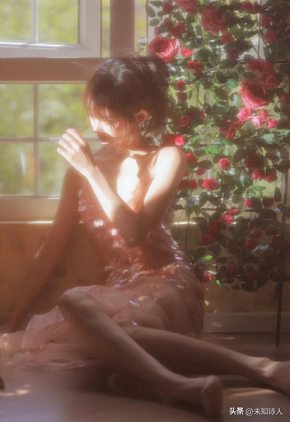 阳光穿过窗口玻璃，直接射在美女身上，曼妙的身姿若隐若现！