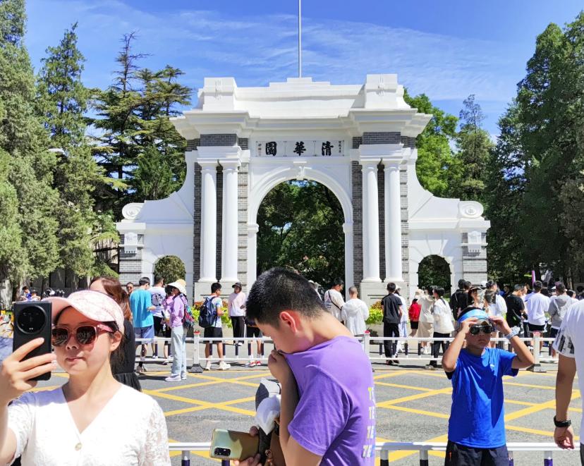 清华大学门口售卖文创,文创类三无产品