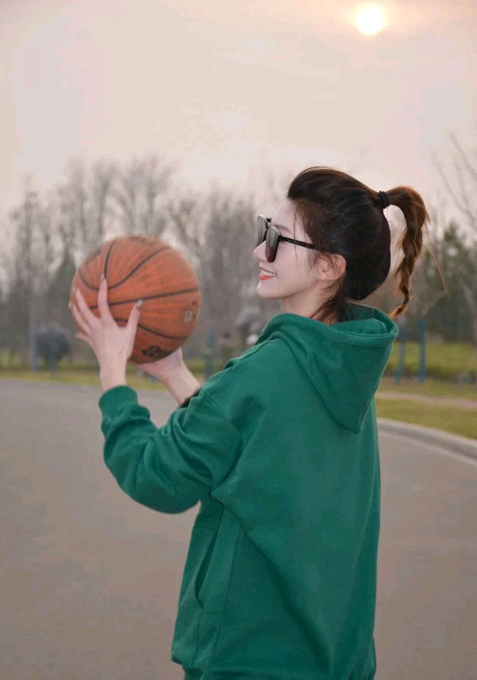 时髦的女人都穿卫衣减龄又好看,减龄卫衣穿出青春活力范