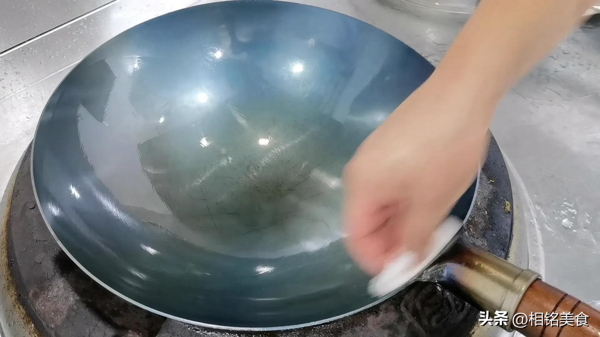 新铁锅怎样开锅小妙招视频,不粘锅的铁锅最佳开锅方法