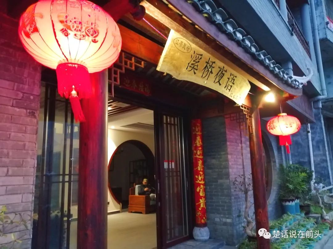 去凤凰感受沈从文笔下的古城,去凤凰古城可品尝到哪种美食