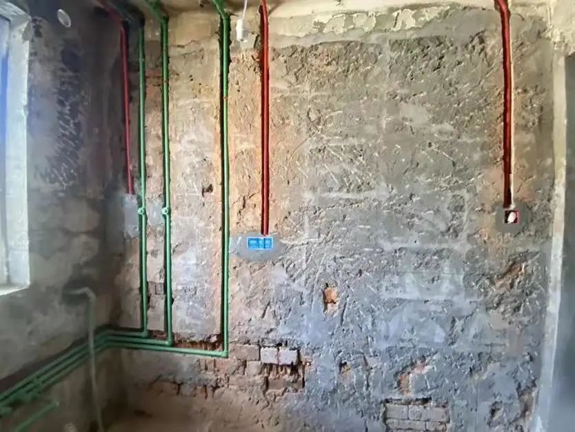 壁挂马桶可以装在空心砖上么,要多厚的墙才可以装壁挂马桶