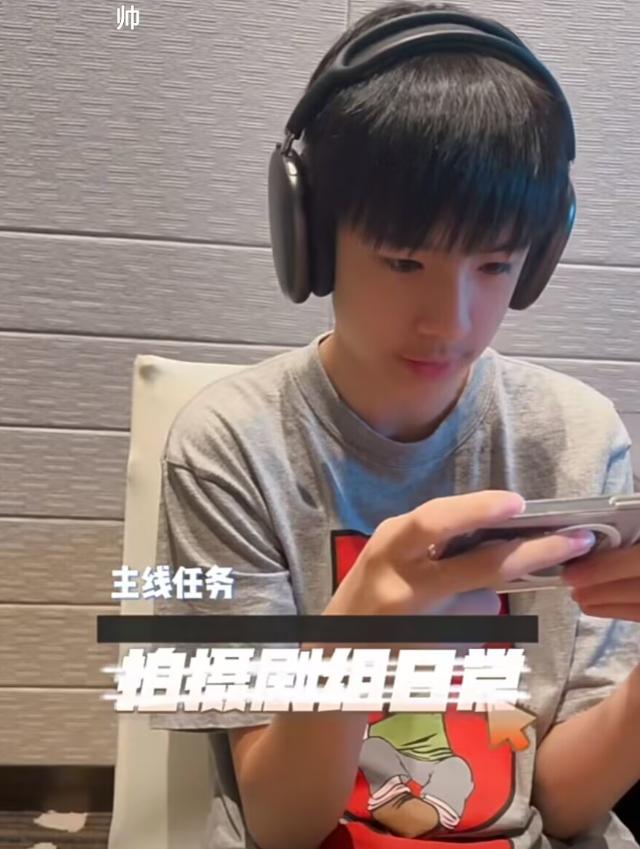 董洁晒儿子参加戏剧演出,董洁和儿子顶顶现身机场