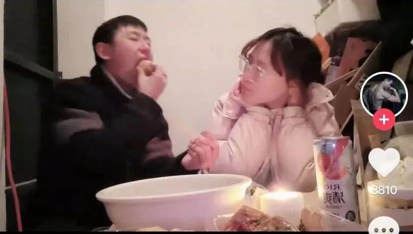 500元1500元生活费,女生每月工资2500给男友1500