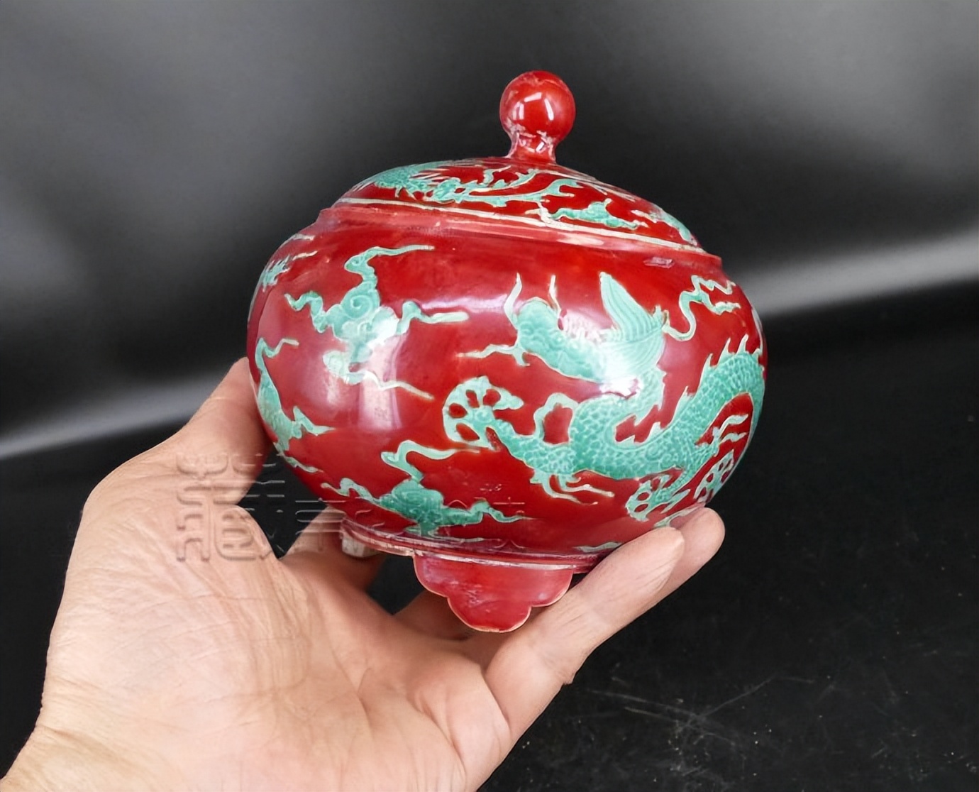 成化斗彩单色釉龙纹天字盖罐,馆藏成化斗彩龙纹天字罐真品图