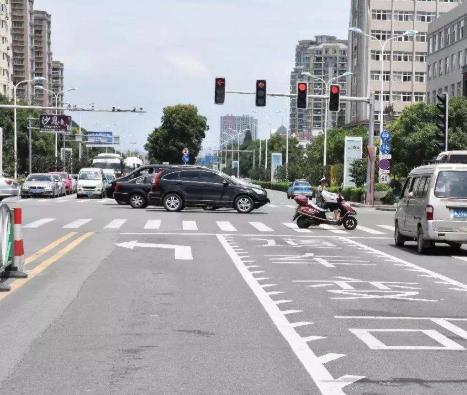 锯齿车道走错了可以首次免罚吗,车道上划的锯齿车道是怎么回事