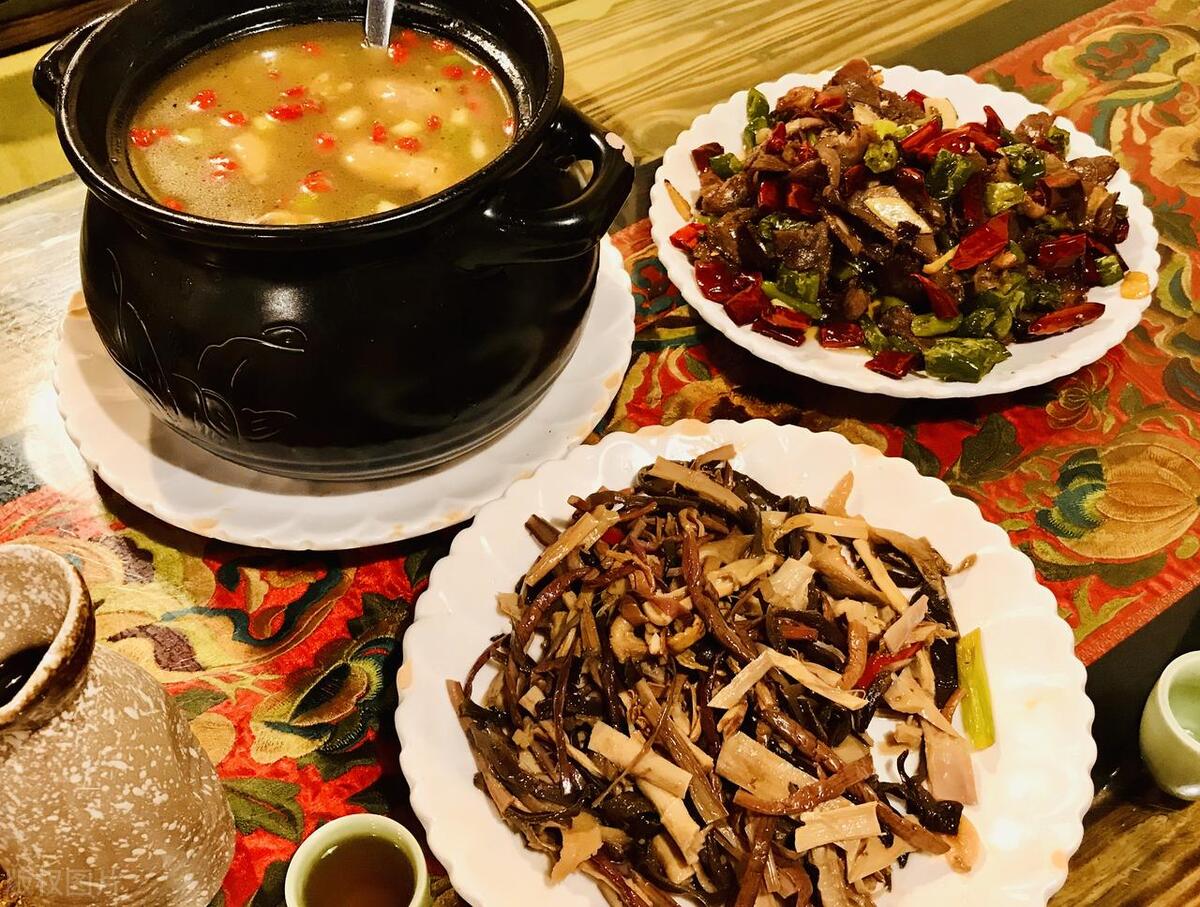 去云南旅游哪些美食值得推荐呢,去云南旅游当地有什么特色美食
