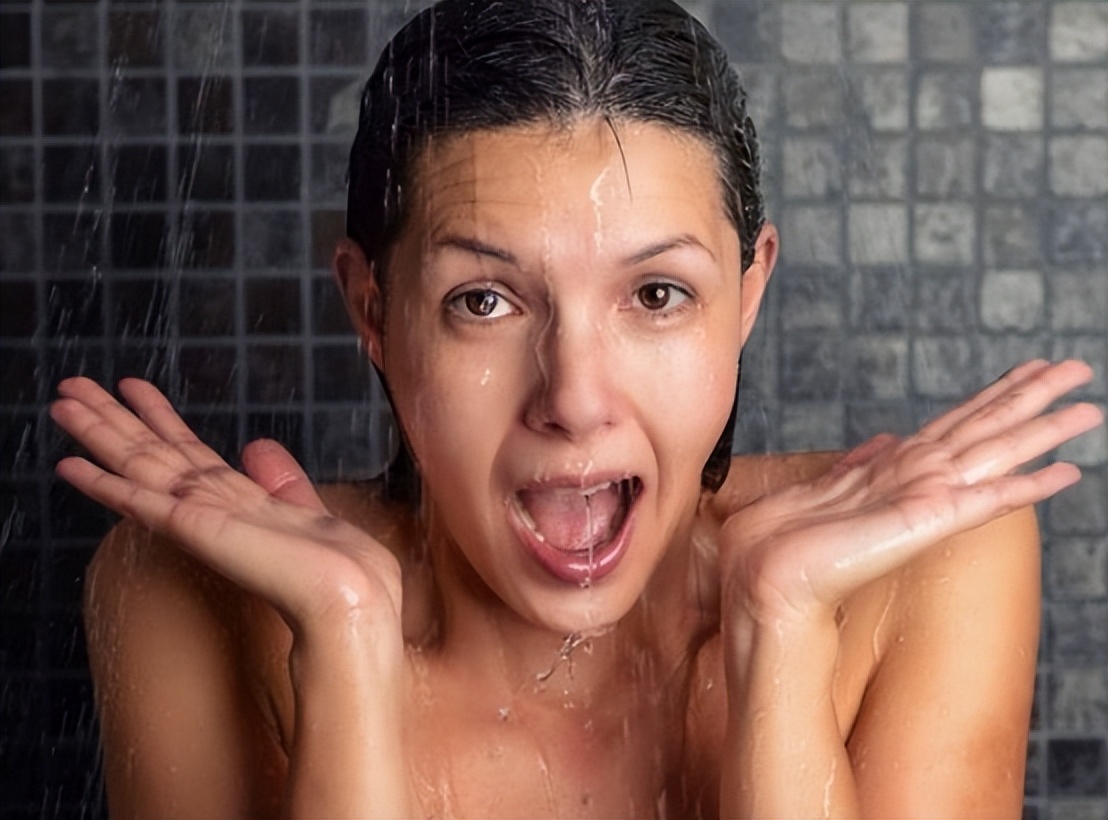 女性洗澡时站尿会尿路感染吗,女性洗澡能不能用一些东西