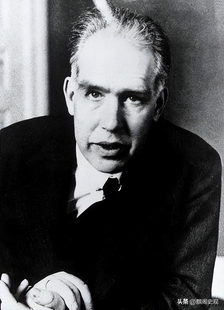 量子力学奠基人玻尔的历史地位,物理大神玻尔和爱因斯坦