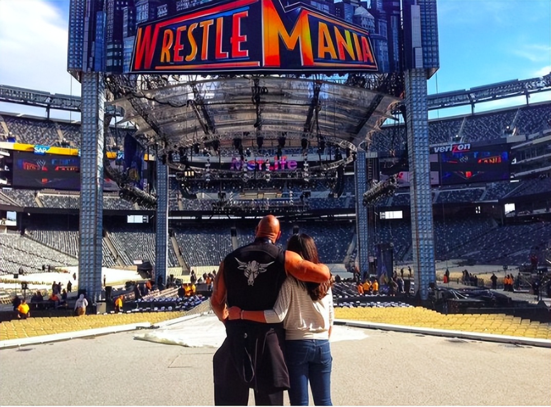 巨石强森吊打肌肉小鲜肉,巨石强森肌肉男图片