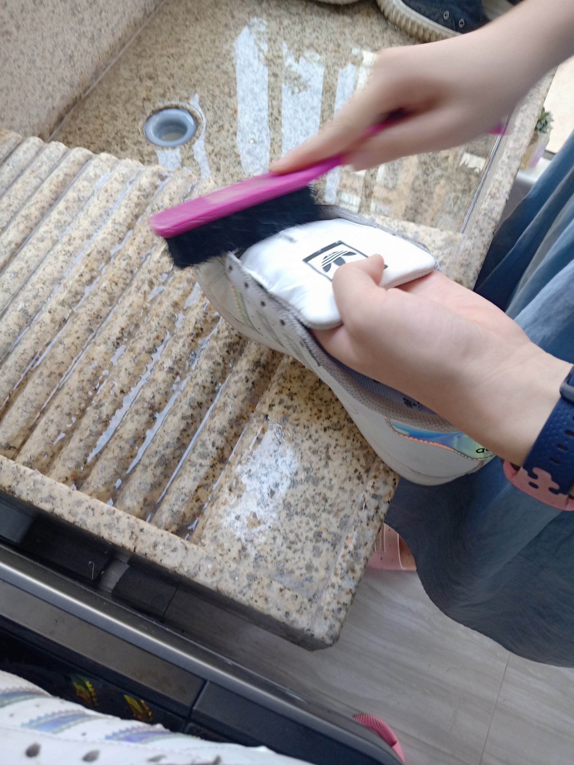 如何正确使用502胶水粘鞋,鞋子开胶用502