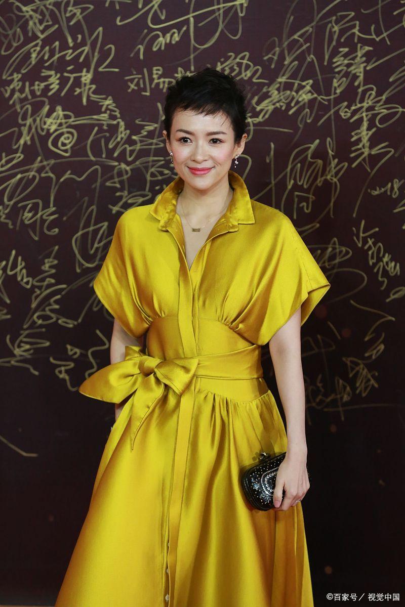 章子怡一袭亮黄长裙亮相红毯,章子怡露肩什么意思