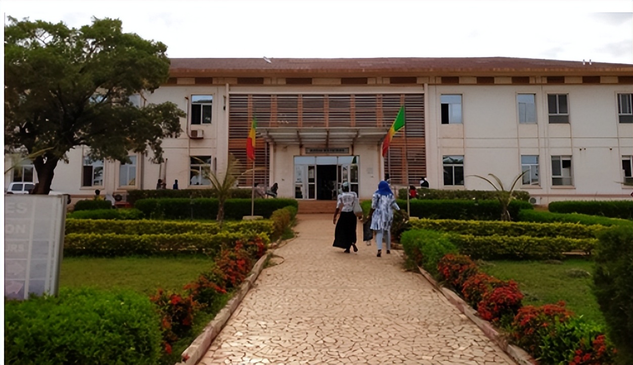 非洲孩子得了“绝症”，母亲放弃治疗，中国医生用一片药把她治好