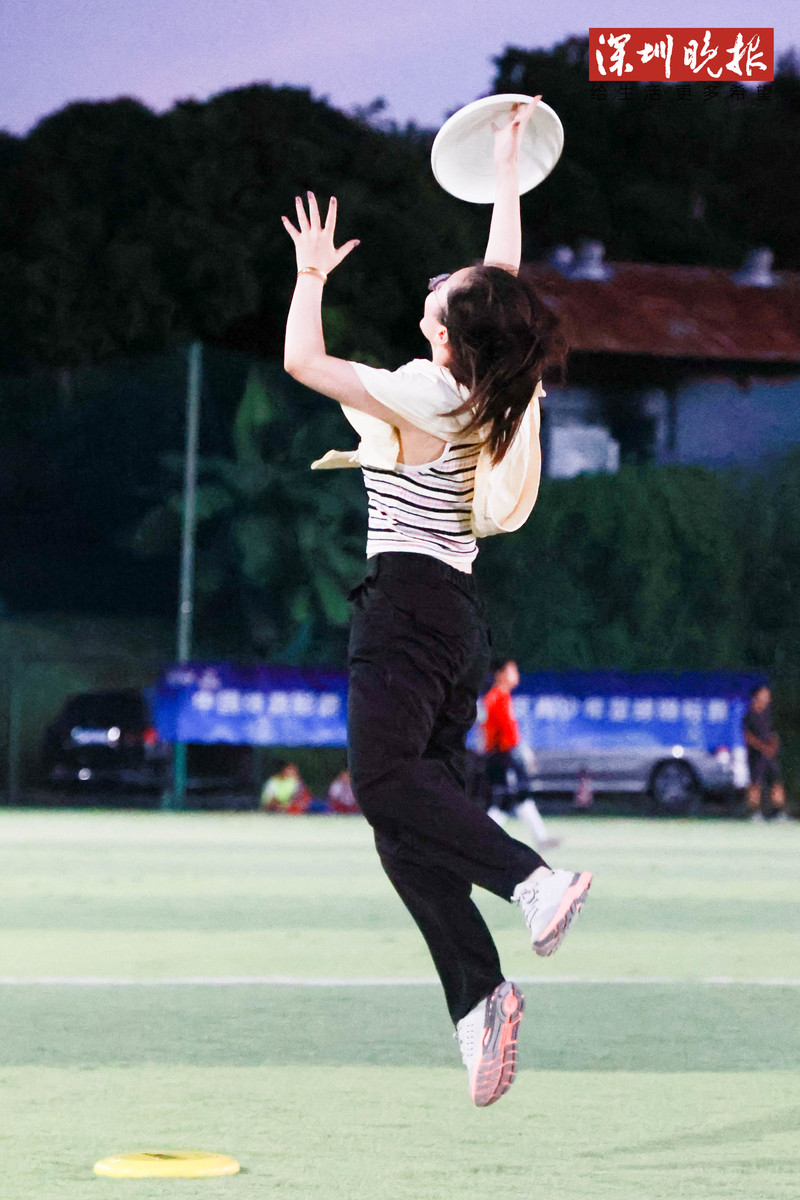 穿棉背心+休闲裤就能上场，飞盘是深圳体育消费下一个巨星？