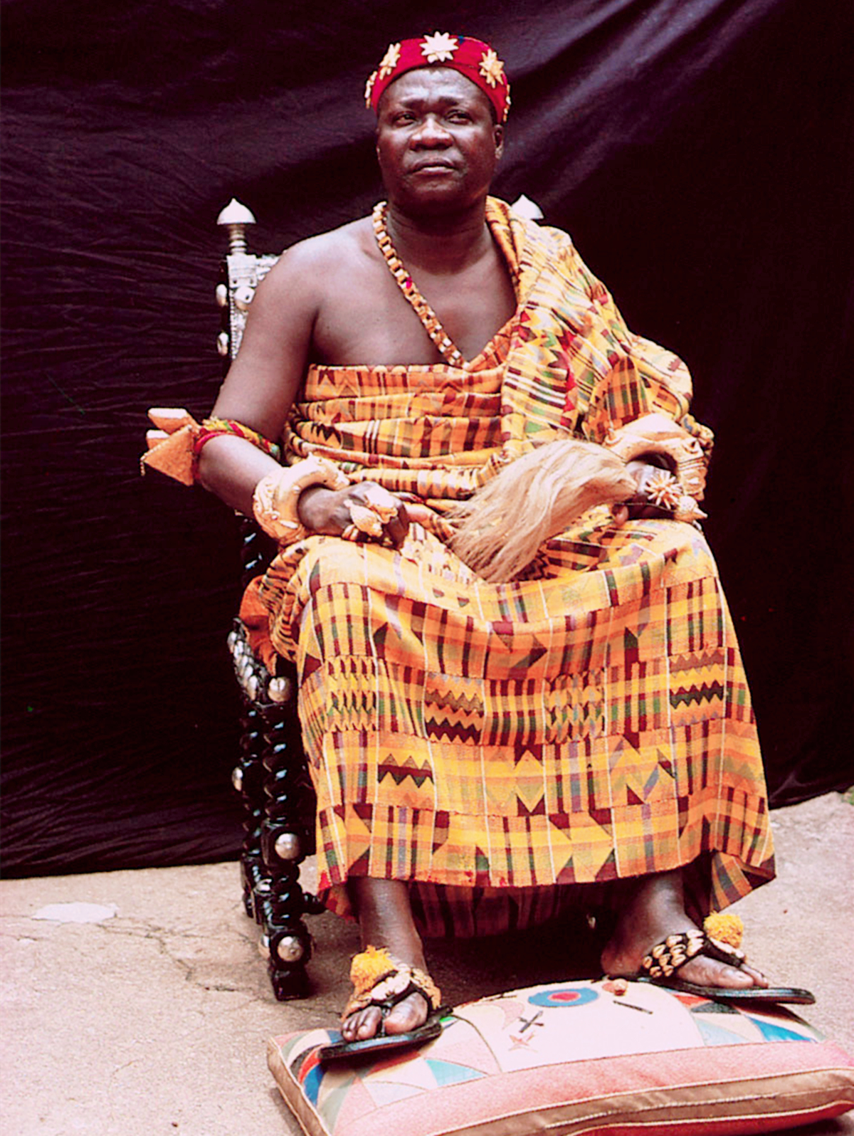 非洲“黄金部落”,酋长有80个妻子,女人连内衣都是镶金的