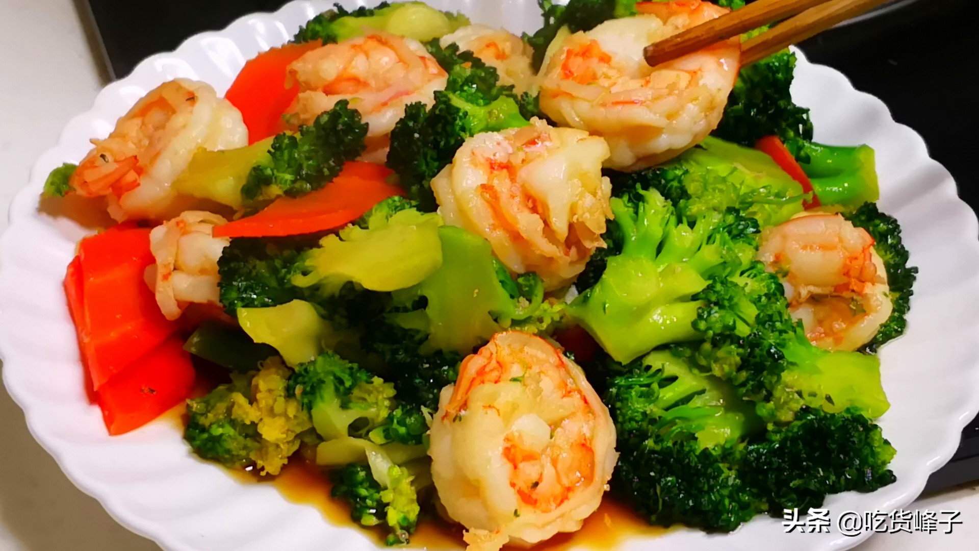 大虾这样做比清蒸油焖好吃百倍,特别大的大虾做法又简单又好吃