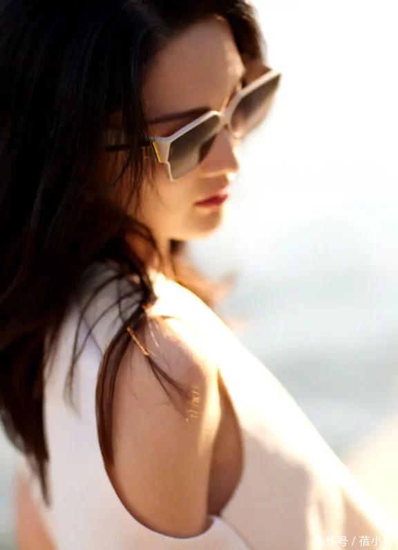 李沁时尚复古呈现清爽夏日午后,李沁现身北京机场穿粉色套装