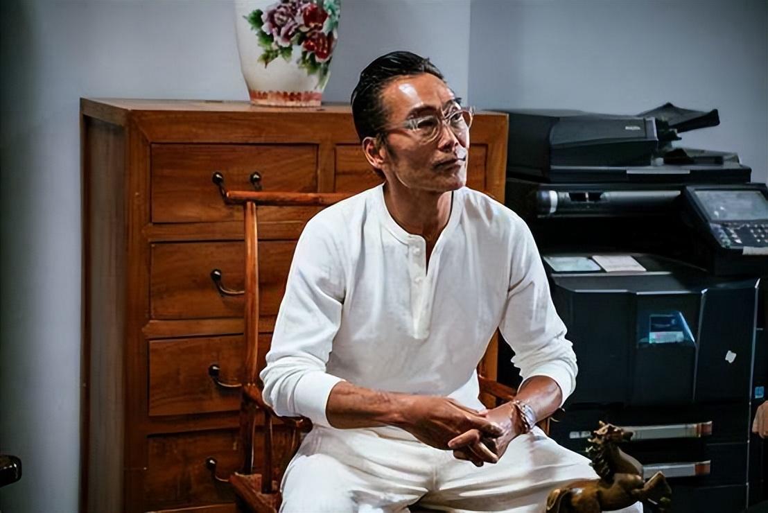 香港演员妻子出轨,57岁香港戏骨定居内地