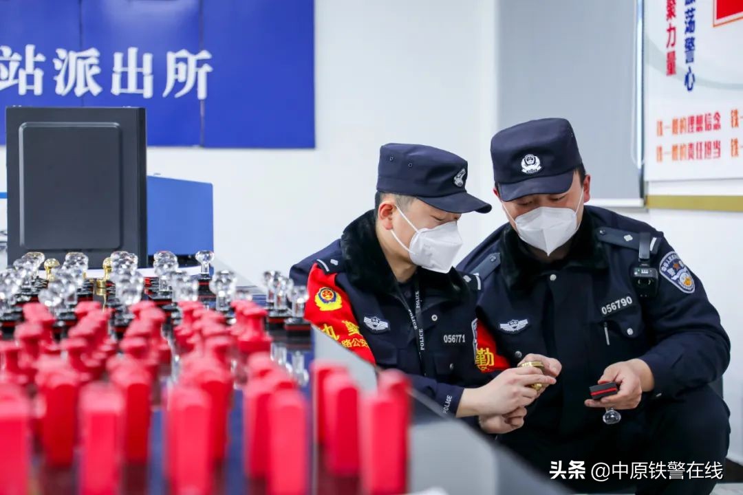 民警查获假章案,黄岛警方打击假章
