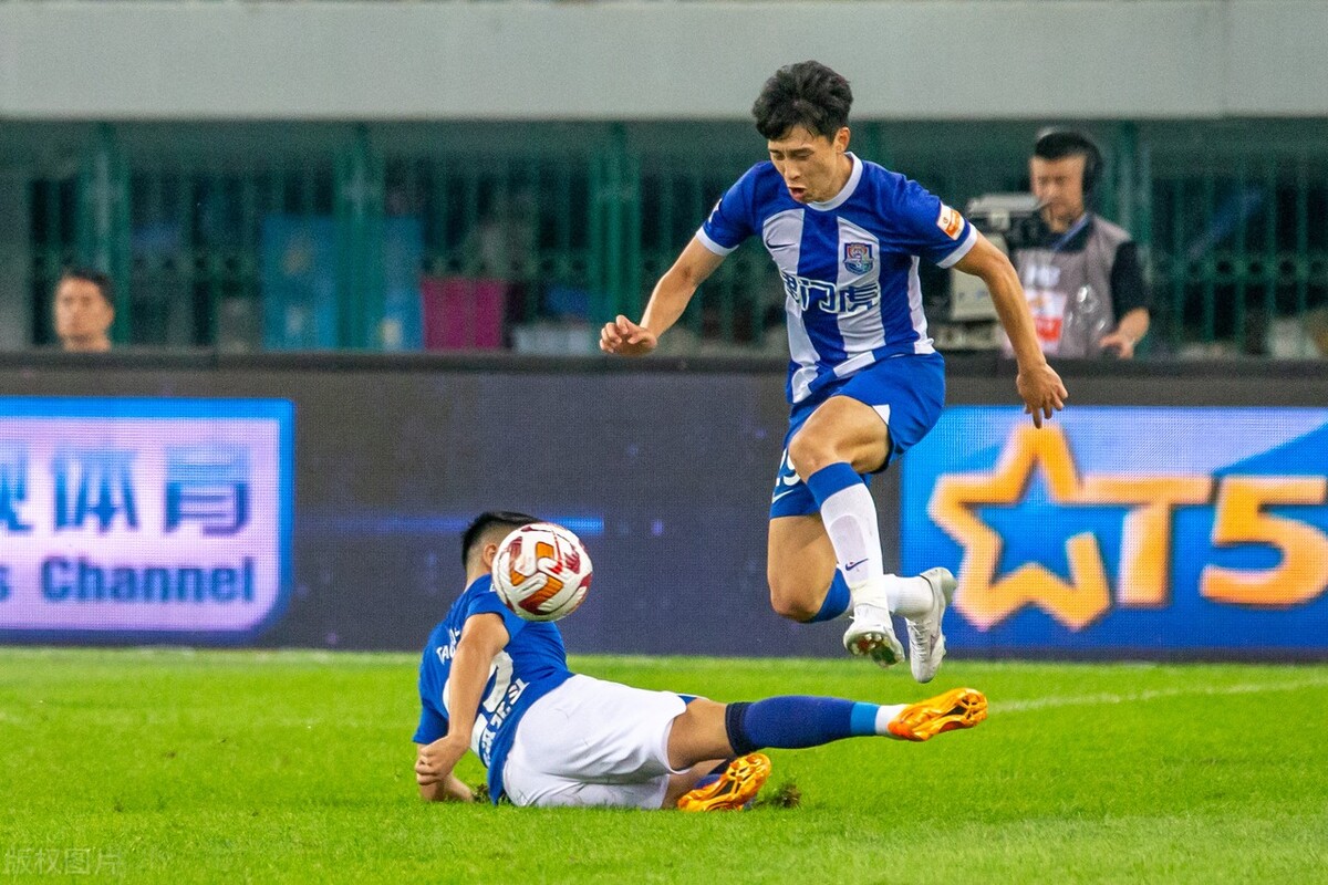 天津津门虎各个球员穿的球鞋,天津津门虎外援看于根伟踢球