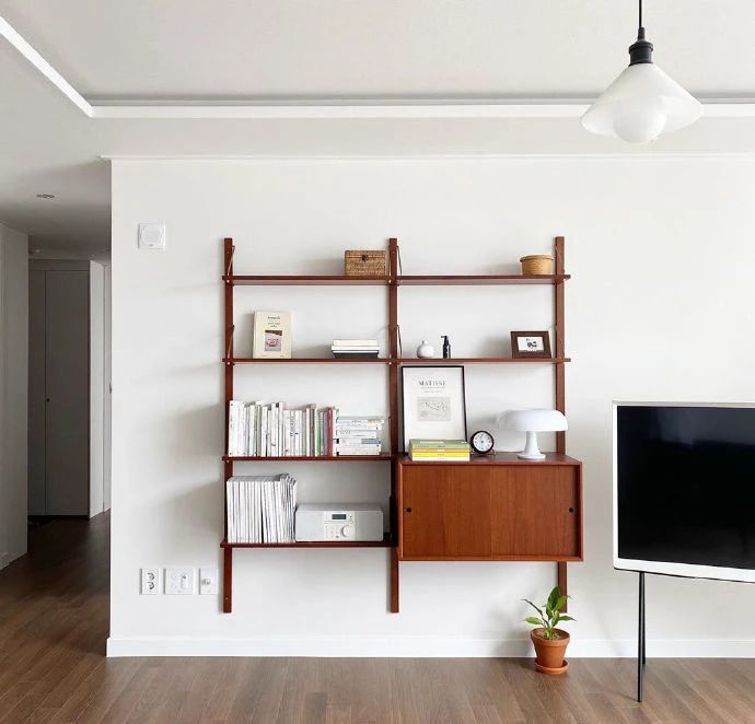 安排个书架墙，是家里最好的不动产，如此看来，完全没必要空间房