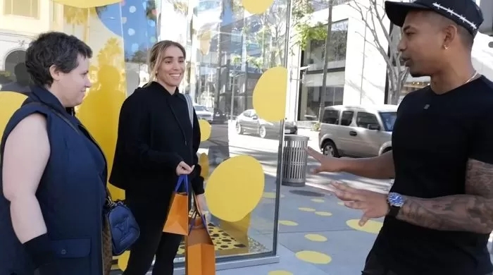 毫无负担地购买名牌包或衣服的人的年薪是多少？