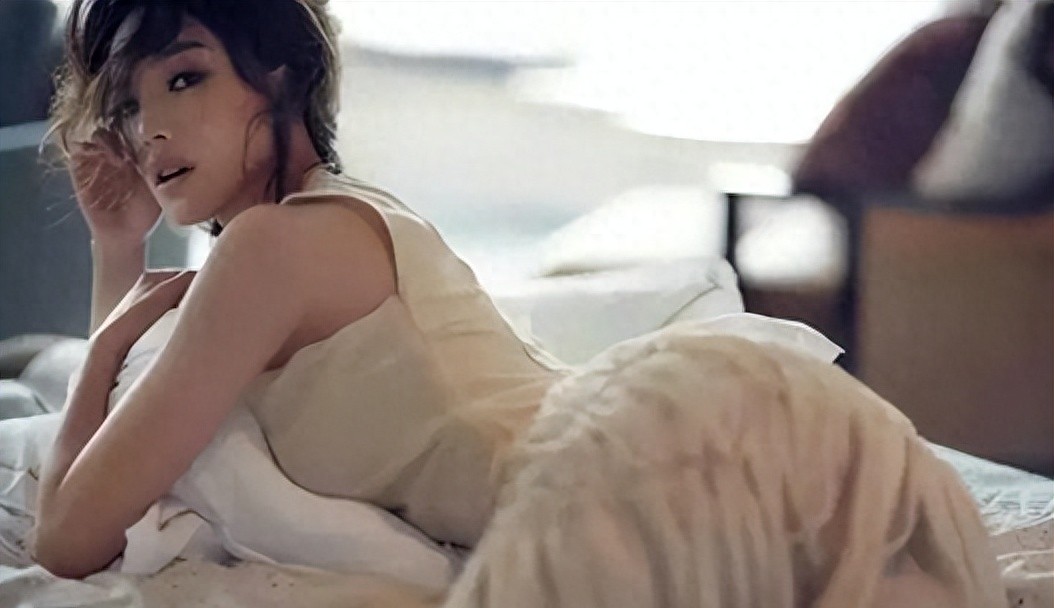 19岁被迫拍全裸写真，20岁一脱成名，“硬盘女神”舒淇的成长之路