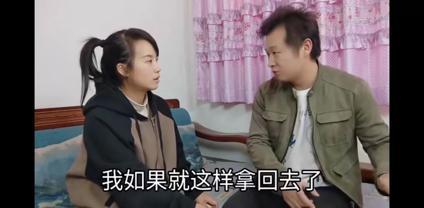 一朵在家里沙发后发现五千元，这次朵错怪奇，是奇妈昨天偷放的