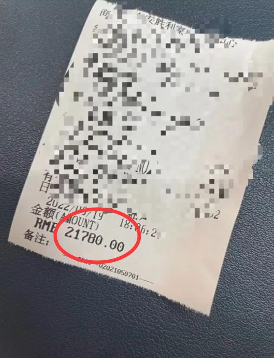 获汪小菲拥抱安慰后，张颖颖终于承认恋情，买万元手机送给汪小菲