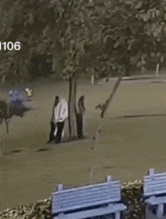 女朋友平胸是什么心理,女生平胸如何安慰