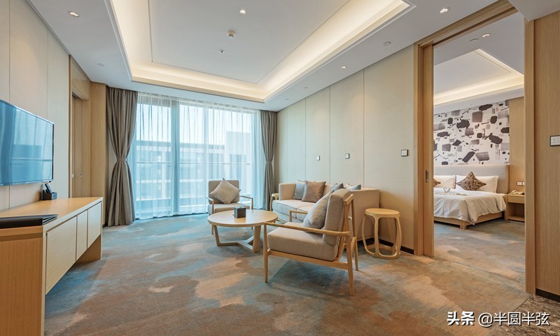 收入高，入住五星级酒店，肚子圆滚滚，水平烂，国足被嘲笑