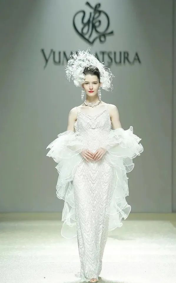 亚洲婚纱女王杀进内娱，女星们集体坐不住了