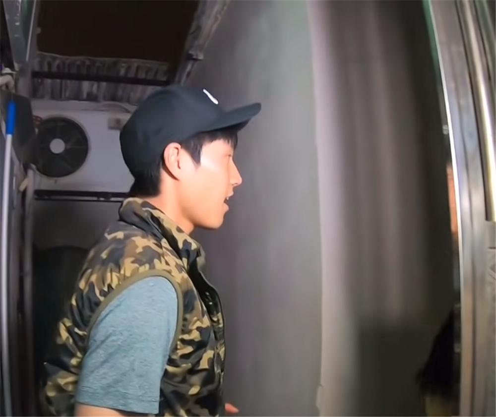 香港单亲妈妈住8平方劏房,香港单亲妈妈带3岁女儿住劏房