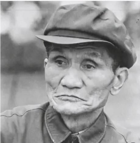 *共中**特工被关押14年，越狱逃几千里回家，妻子不认识问：你是谁？