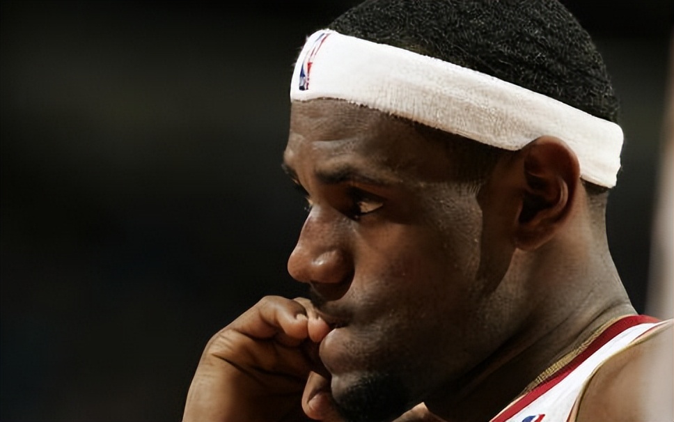 传奇加冕之夜难掩输卡位战遗憾，詹姆斯赛后采访暗示有离队可能？