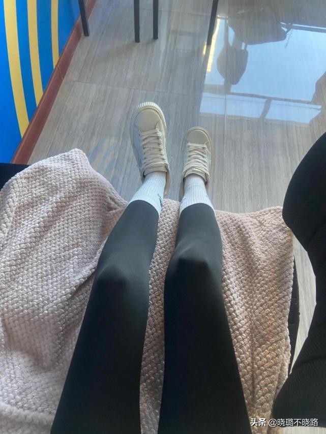 今年流行的鲨鱼裤袜子外穿,鲨鱼裤今年最火袜子长筒冬季