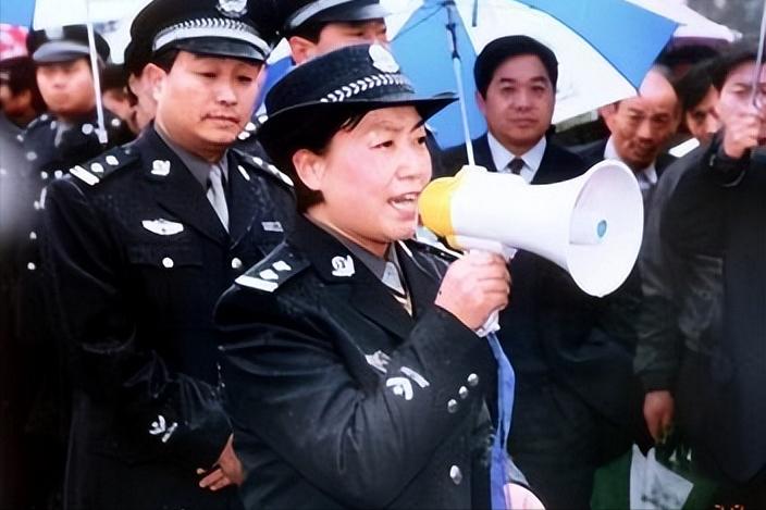 打掉200多个黑势力!如全国警察都像“任长霞”,还会有黑势力?