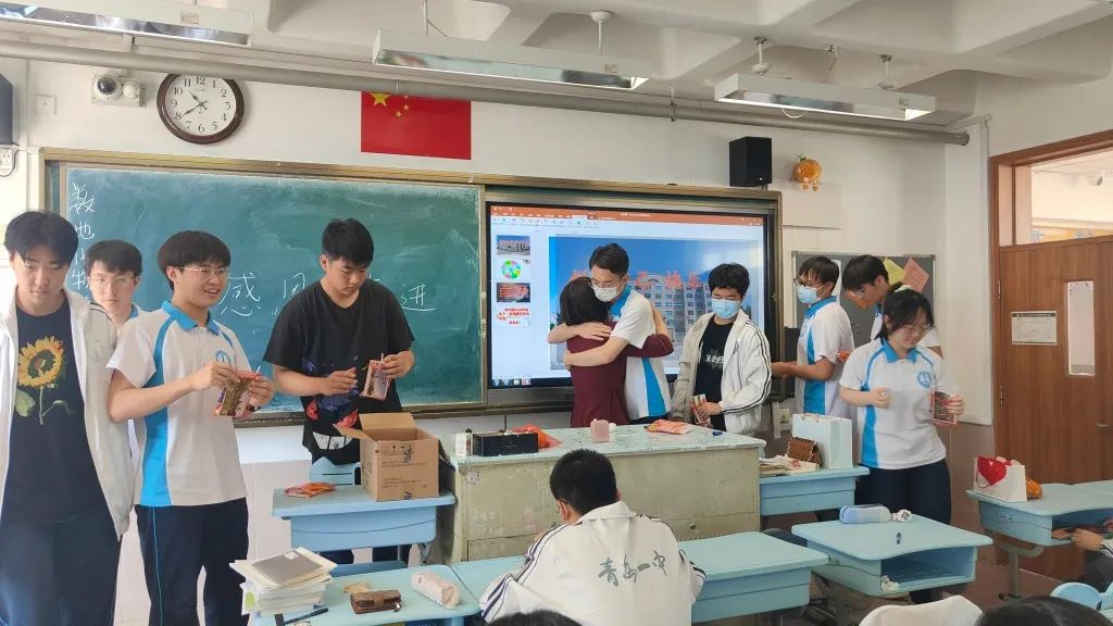 刚刚，青岛5万多勇士霸气走进战场！少年，此去何求？夺盛名、拔头筹、争魁首、独占鳌头！