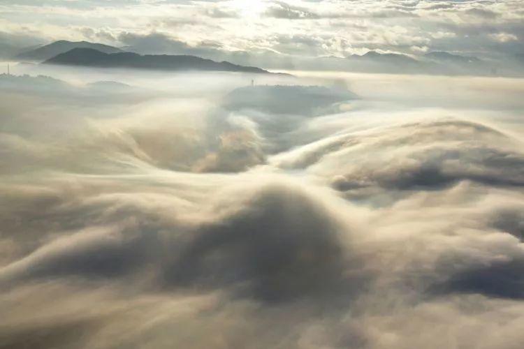 攀普洱天壁山之西门崖子：一日凌云出，群山齐失自高心