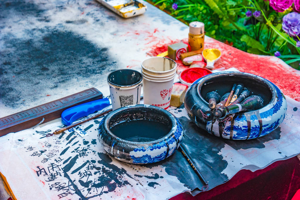 白墙脏了贴什么好,白墙脏了买什么东西解决