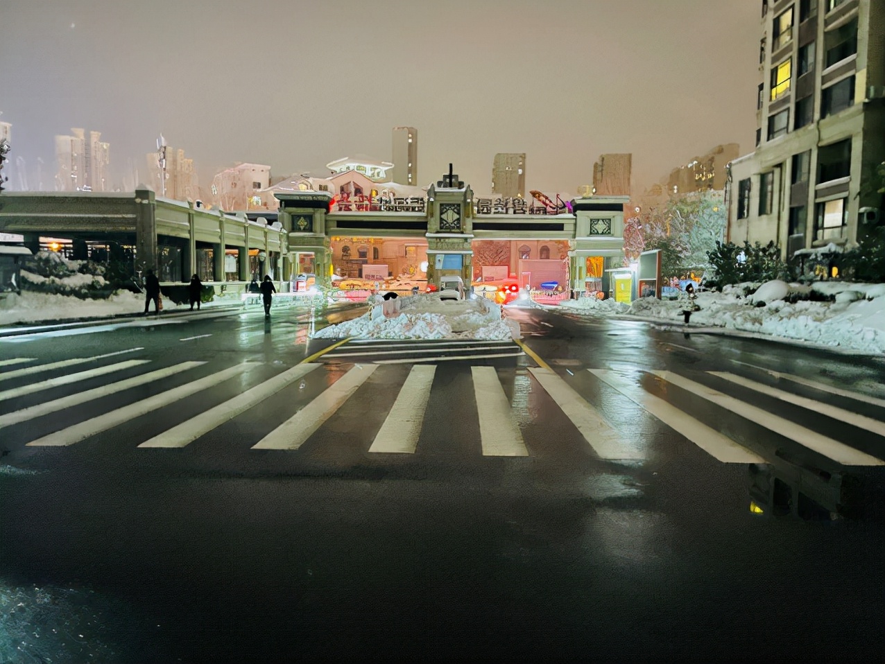 暴雪奋战,暴雪之中坚守