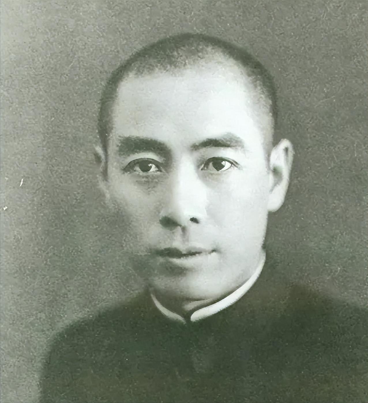 与周总理假扮“革命夫妻”，1976年得知总理去世，她哭晕在大堂